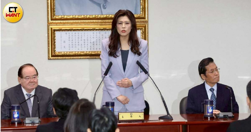 國民黨主席鄭麗文(中)坦言百里侯選戰藍營「上次選太好」。(圖/方萬民攝)