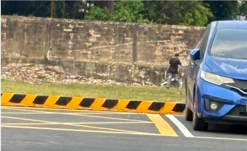 台南市永康區一名女學生22日放學途中，遭到陌生男子突襲拖行。（圖／翻攝畫面）