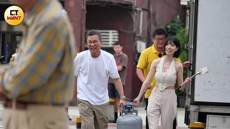 沈玉琳和艾融終於有表現機會，使勁提著瓦斯桶走。（圖／本刊攝影組）