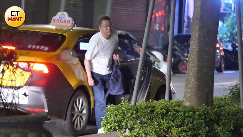 沈玉琳結束工作與晚餐獨自搭乘計程車返回內湖住處，雖臉上未見明顯疲憊神色，但仍略帶著幾分病後虛弱感。（圖／本刊攝影組）