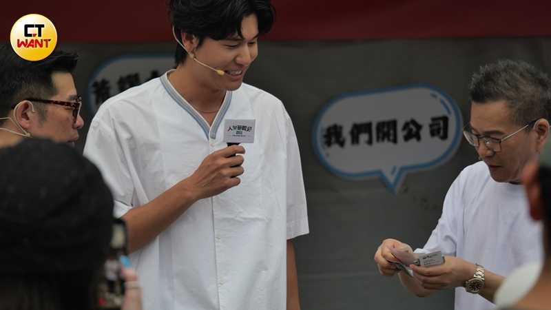 風田現身向沈玉琳討12萬結婚紅包，沈玉琳製造節目效果現場掏了1200給風田。（圖／本刊攝影組）
