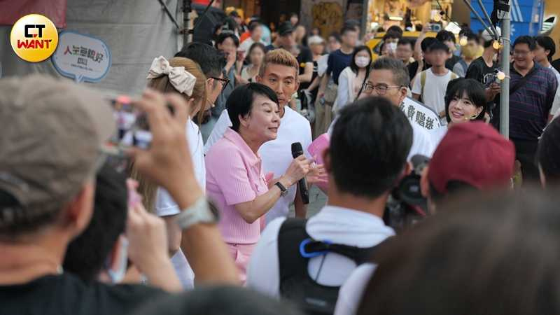 王思佳媽媽布蘭妮特地到場獻花祝賀沈玉琳回歸。（圖／本刊攝影組）