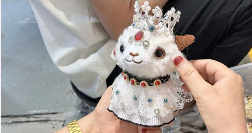 遊客可自由搭配花帽、布料與飾品,每隻小羊都是獨一無二的作品。