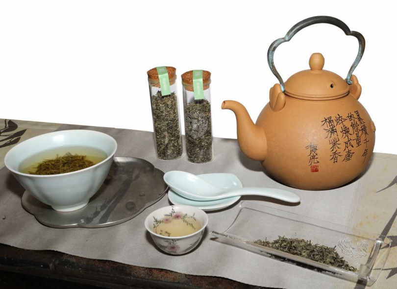 在東山吳儂專業合作社沖泡碧螺春，現場居然有本文作者的題詩燒水壺。（圖／吳德亮攝）