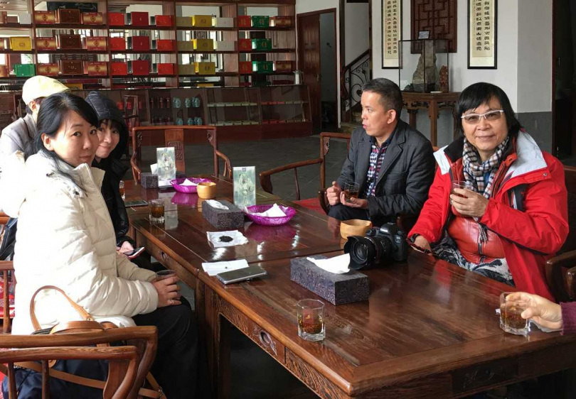 吳儂茶業宋甫林董事長（右2）為本文作者一行沖泡碧螺春。（圖／吳德亮攝）