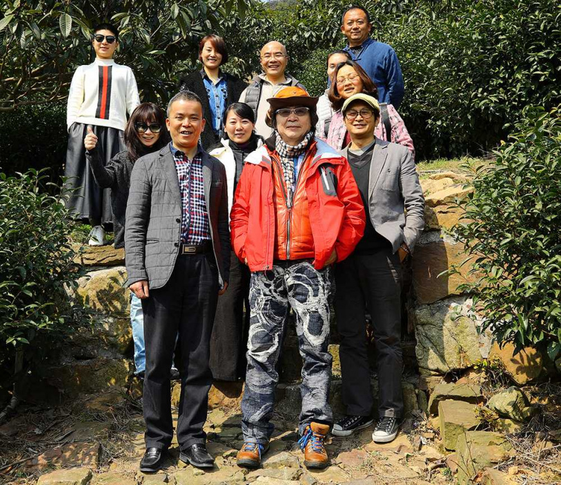 本文作者一行在吳儂茶業宋甫林董事長陪同下深入茶園採訪拍照。（圖／吳德亮攝）