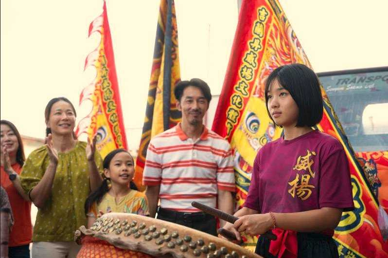 湯詠絮（右起）在《沙央》中飾演醒獅鼓女孩「珊珊」，與飾演父親的李李仁有著穿越語言的情感交流。（圖／甲上娛樂提供）
