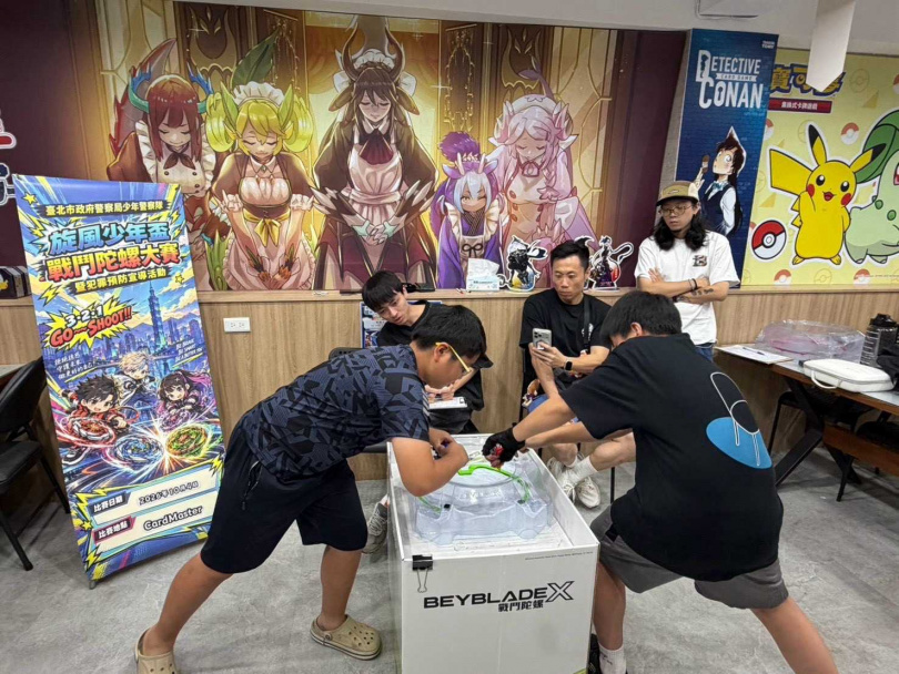 大朋友小朋友同場競技。(圖/警方提供)