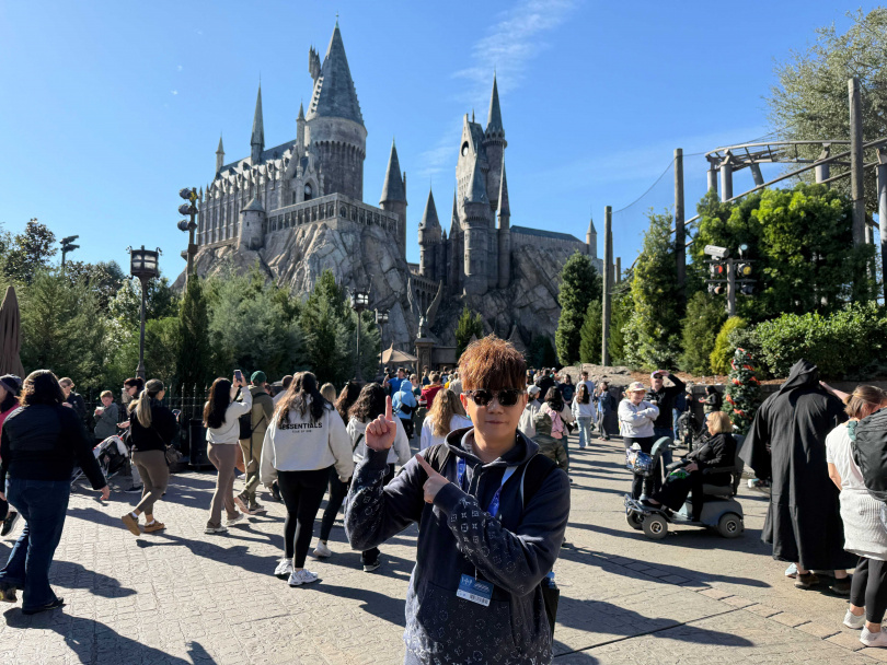 李岳在環球影城也遇到機械故障,一度被卡在空中。(圖/李岳提供)