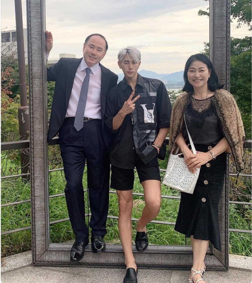 鐘勳這張照片也被脆友點名很少直男會穿這種超窄短褲，希望他不要再假裝喜歡慧真了XD。（圖／取自鐘勳IG）