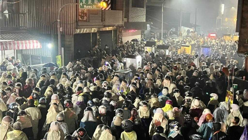 「犁蜂炮」的人群緊跟神轎隊伍到鹽水各街頭。（圖／中國時報張毓翎攝）