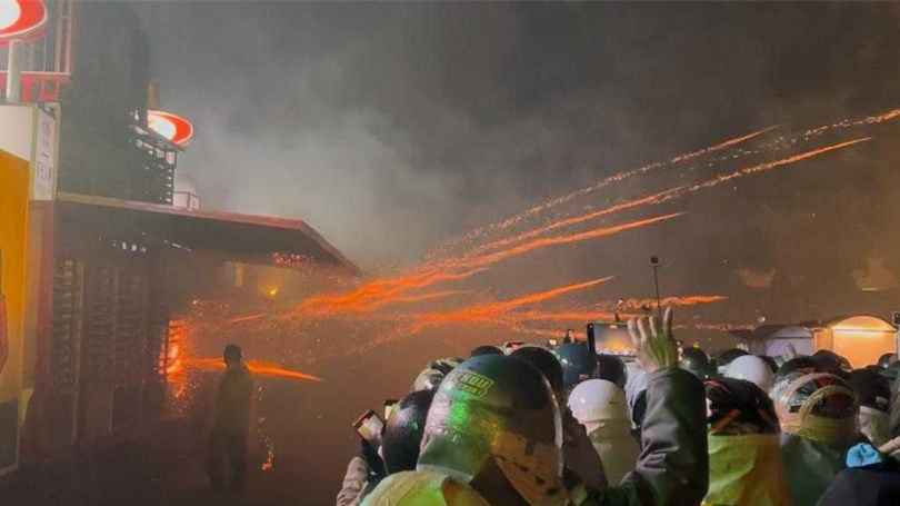 大批民眾在相機、手機拍下精彩的畫面。（圖／中國時報張毓翎攝）