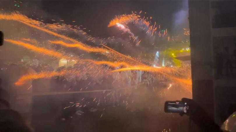 台南鹽水蜂炮元宵節登場，今晚天空雖然下雨，仍澆不熄民眾熱情。（圖／中國時報張毓翎攝）