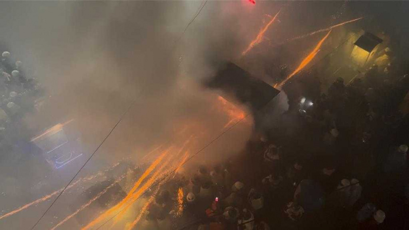 各炮城未受雨勢影響，都成功施放。（圖／中國時報張毓翎攝）