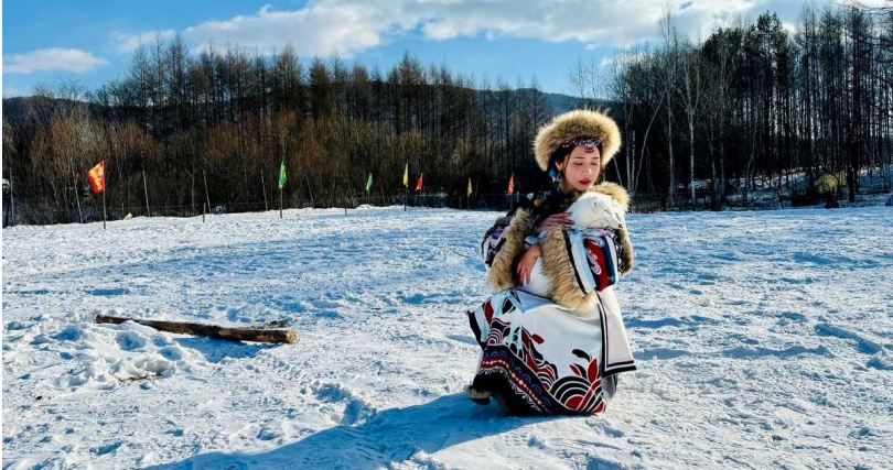 主持人子軒將小白狐抱在懷中。(圖/中視提供)