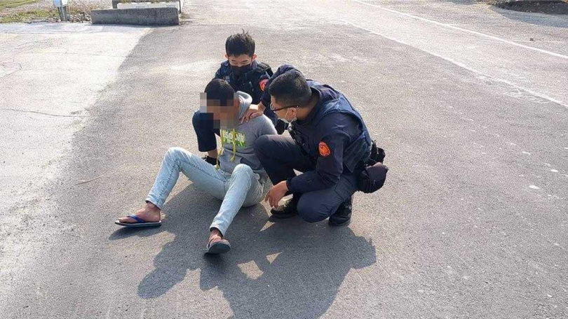 二林鎮陳姓男子疑似向父親討錢時發生口角,憤而放火燒自家三合院,被警方逮捕。(圖/民眾提供/中國時報葉靜美彰化傳真)
