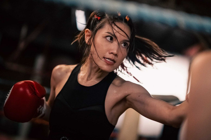 周秀娜在《臨時決鬥》中飾演女拳王。（圖／華映提供）