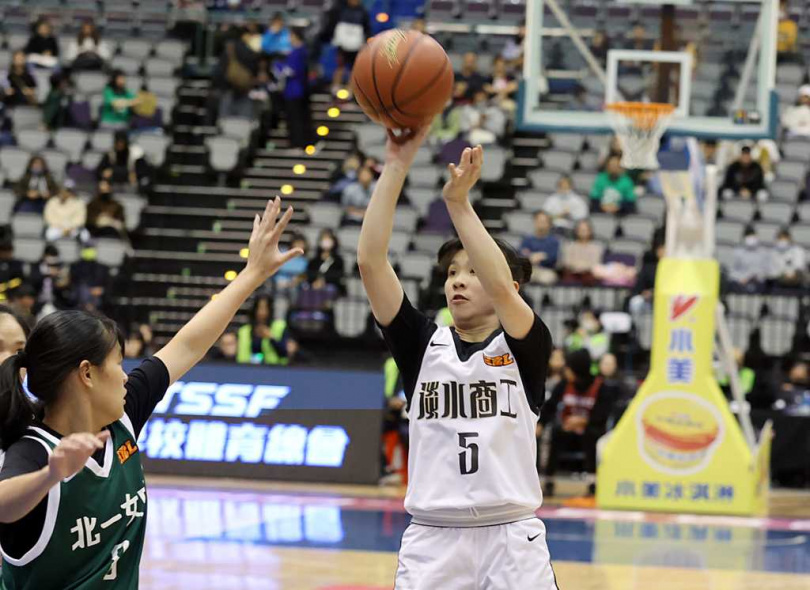 淡水商工鄭敬璇（右）貢獻17分、8助攻。（圖／中國時報姚志平攝）