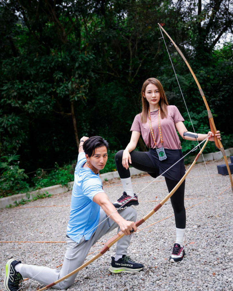 楊奇煜（左）射箭練習時手狂抖，林莎（右）首箭射出高分9分。（圖／公視提供）