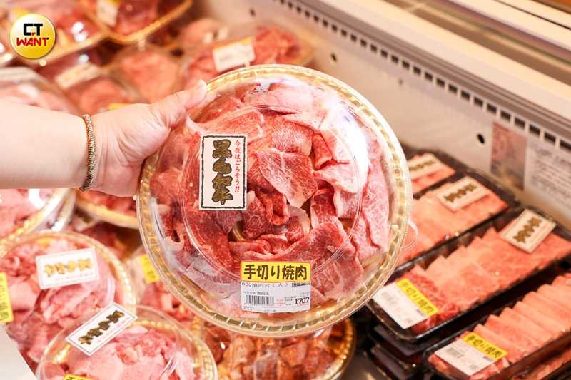 來自日本的黑毛和牛肉品是店內主力品項，提供如手切翼板、牛五花、肩小排等各部位，亦有澳洲牛舌等選擇。（圖／林士傑攝）