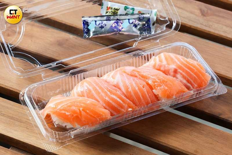 店內除了和牛饗宴還有多種海味選擇，甚至有可直接品嘗的「鮭魚壽司」。（299元／5入，圖／林士傑攝）
