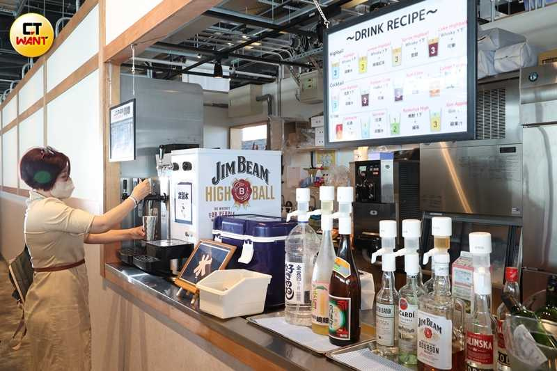 入場會依選擇199元或599元方案給予不同顏色手環，599元方案還可品嘗日本啤酒、清酒等。（圖／林士傑攝）