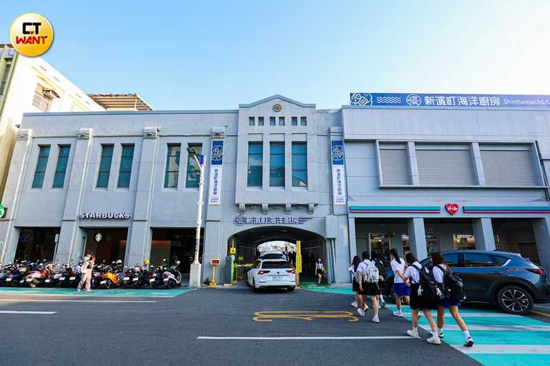 旅客可搭乘捷運、輕軌、公車或騎乘YouBike等大眾運輸工具前往新濱町海洋廚房，還可順便搭乘渡輪前往旗津觀光。（圖／林士傑攝）