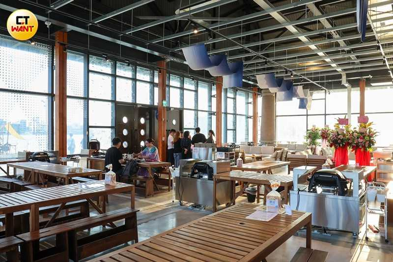 店內座位區設計營造如同在戶外燒烤的氛圍，消費者可一邊欣賞海景一邊燒烤。（圖／林士傑攝）