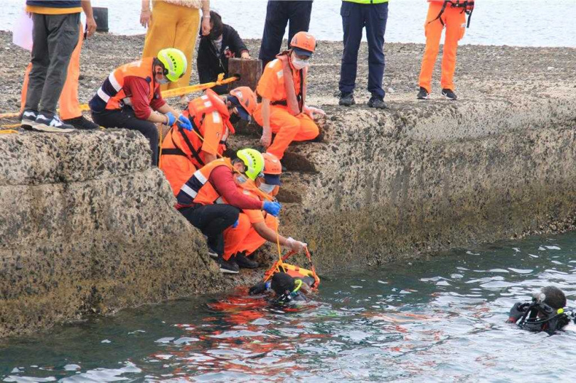 疑似連人帶車一起墜海的男子遺體，經消防局潛水人員打撈後上岸。（圖／報系資料照）