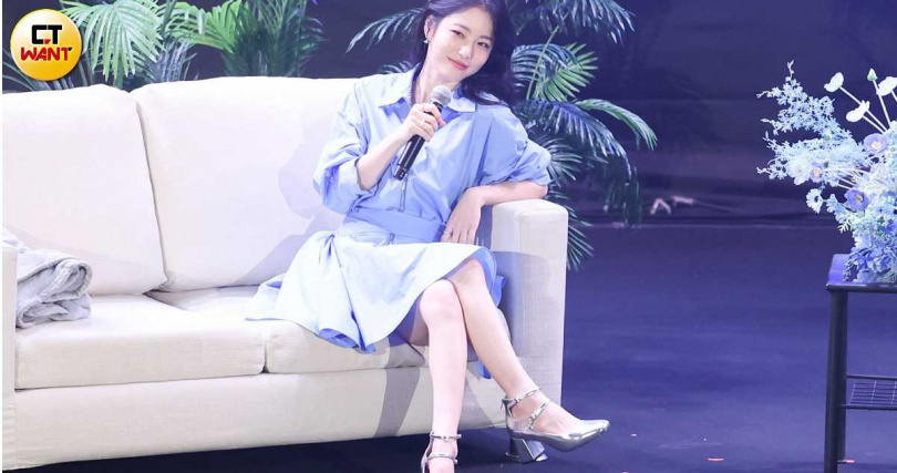 辛叡恩講「甘阿捏」還翹腳做出跩樣，逗樂粉絲。（圖／林士傑攝）