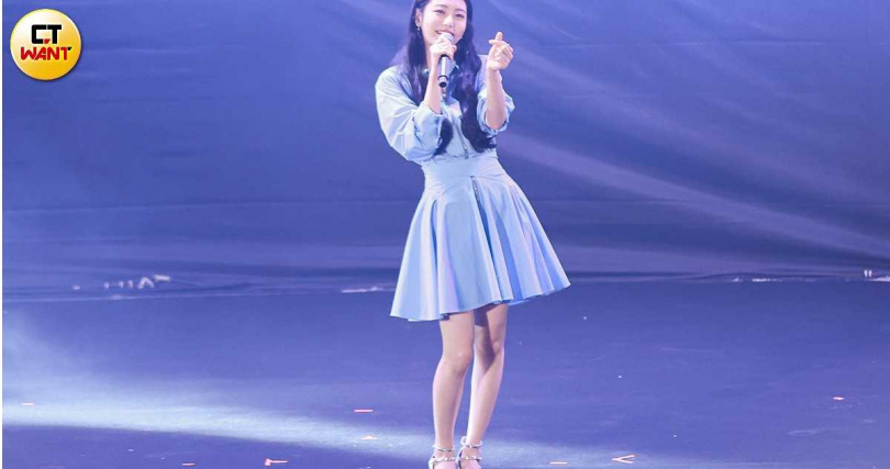 辛叡恩以中韓雙語帶來王心凌的〈愛你〉，曲畢比出指愛心獻粉絲。（圖／林士傑攝）