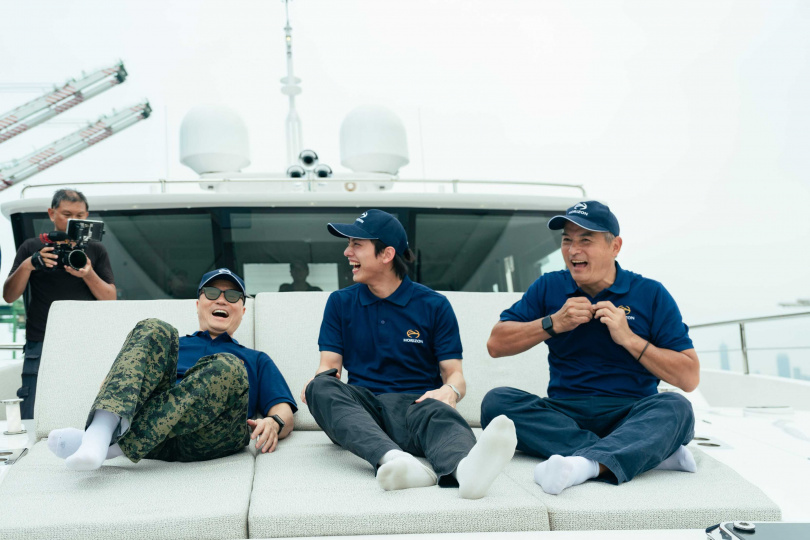 李銘順（右起）、范少勳、李銘忠體驗遊艇的設施。（圖／公視提供）