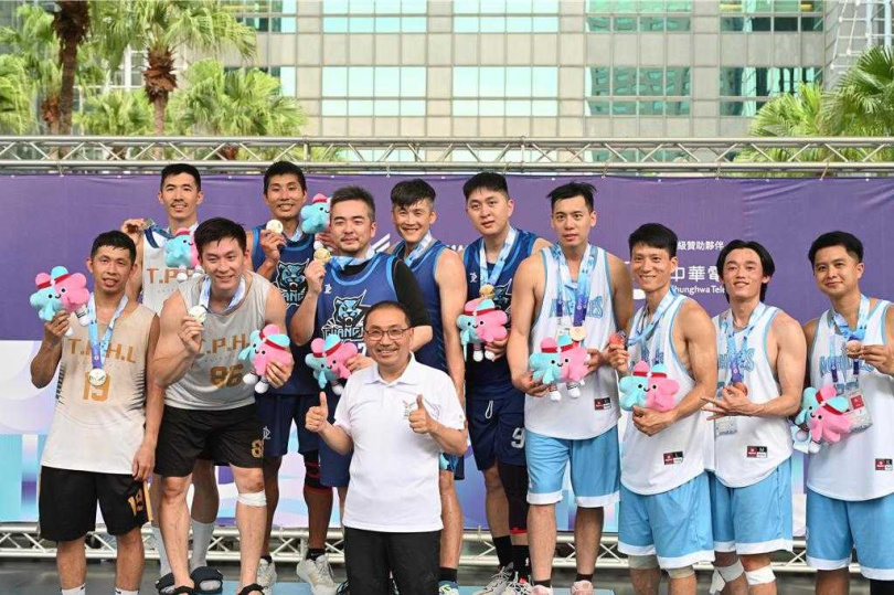 世壯運3對3籃球賽頒發獎項，市長侯友宜(中)頒發公開男子組休閒30＋銀牌由TP33獲獎、公開男子組金牌由ChangJia獲獎、公開男子組銅牌由Achilles獲獎(由左至右)。（圖／新北市新聞局提供）