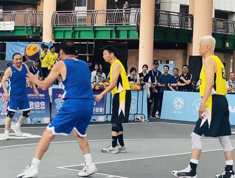 市長侯友宜與老同學組隊，和最帥阿公神駒隊切磋球技。（圖／中國時報李育嫺攝）