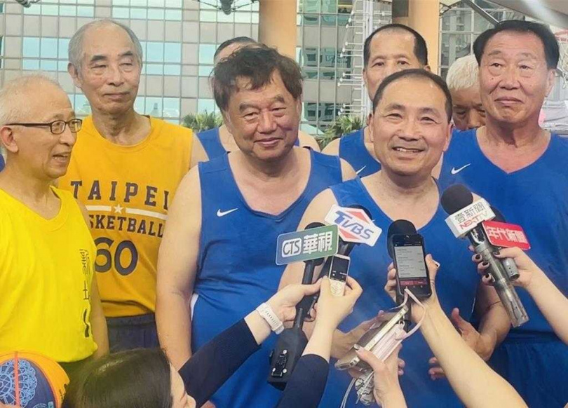 侯友宜與老同學組隊，和阿公神駒隊來打友誼賽。（圖／中國時報李育嫺攝）