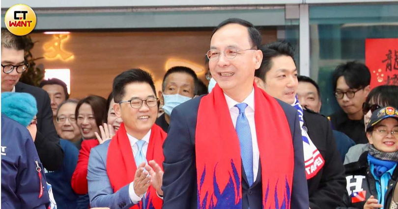 國民黨主席朱立倫（中）坦言自己「非常期盼順利交棒」。（圖／方萬民攝）