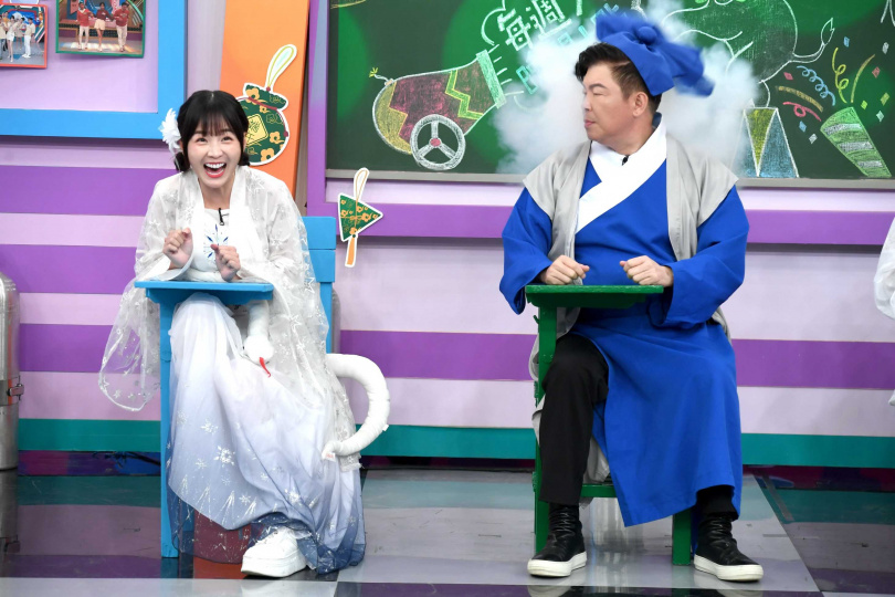 籃籃(左)玩遊戲答題打敗曾國城(右)。(圖/華視提供)