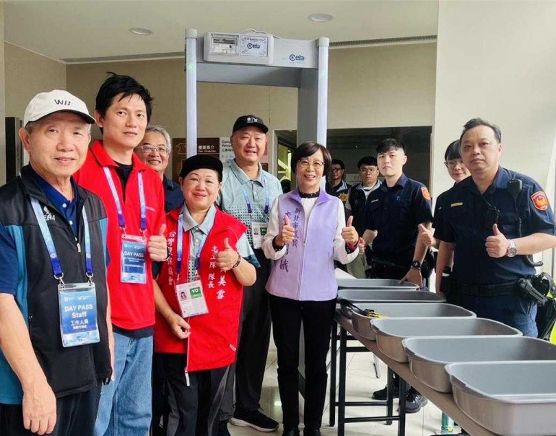   新北市議員李翁月娥（左六）到場為世壯運選手們加油。（圖／新北市警察局蘆洲分局）