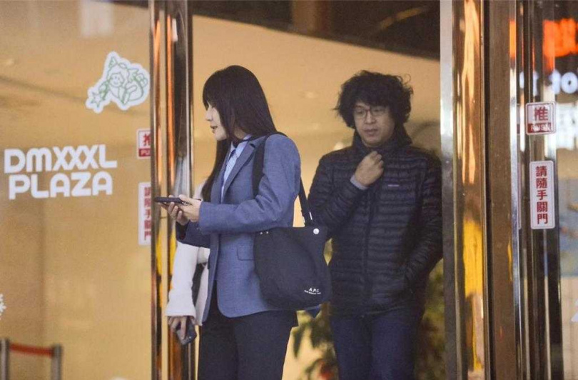 沈伯洋、吳沛憶走出餐廳。（圖／爆料者提供）