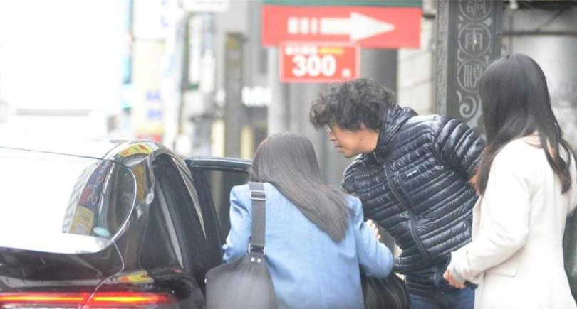 吳沛憶、黃捷、沈伯洋走上公務車前，確認狀況。（圖／爆料者提供）