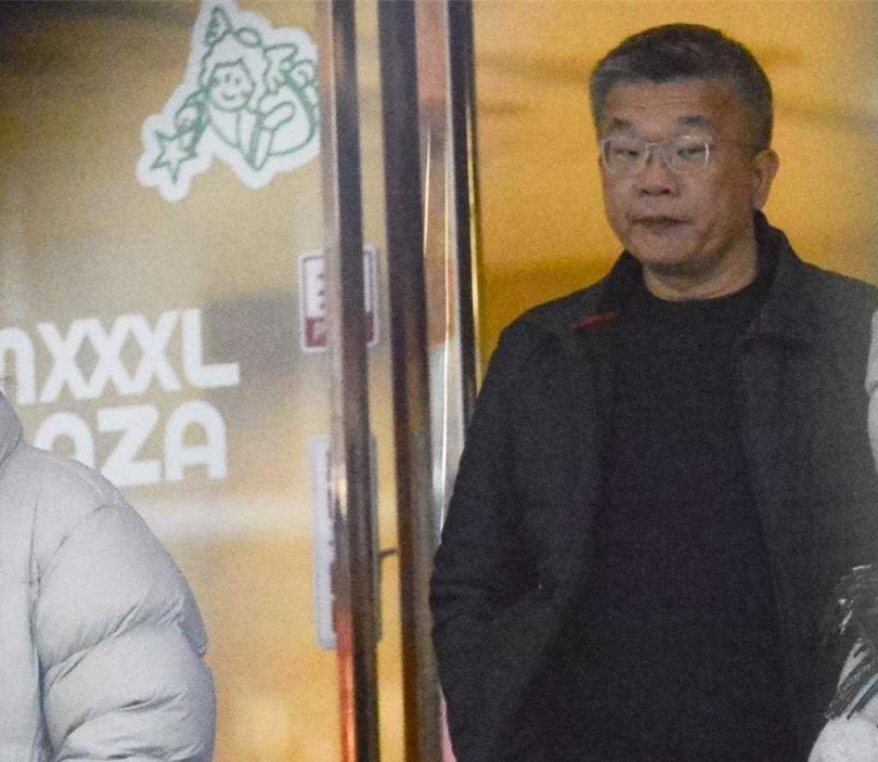 蔡其昌離開火鍋店時遭爆料者清楚拍下。（圖／爆料者提供）