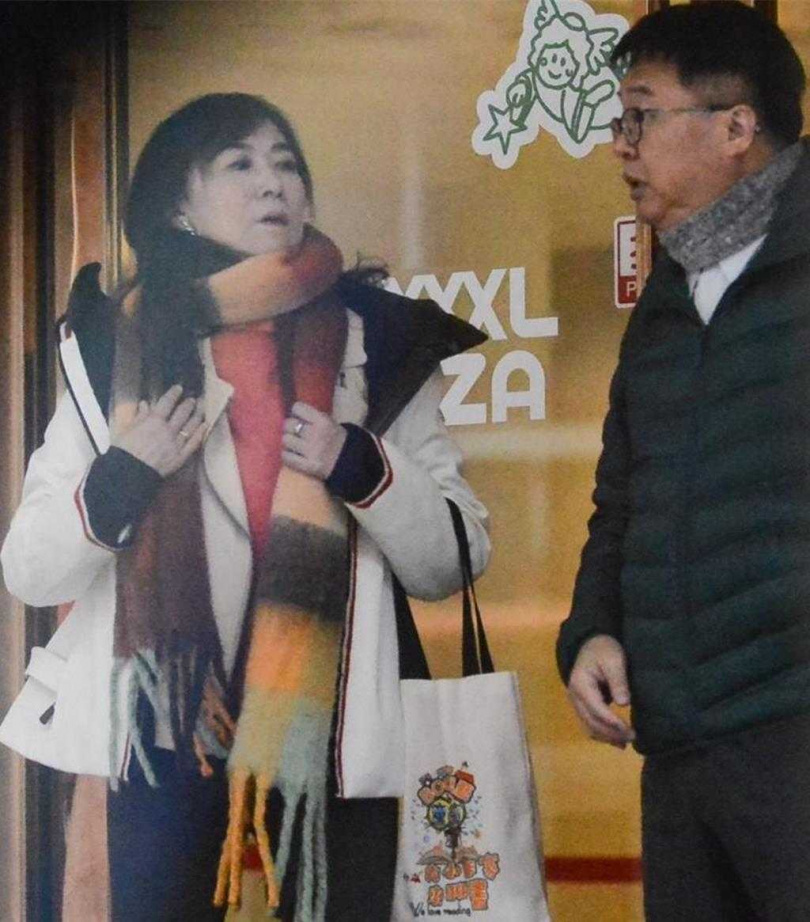 民進黨立委吃完飯後在餐廳外面閒聊。（圖／爆料者提供）