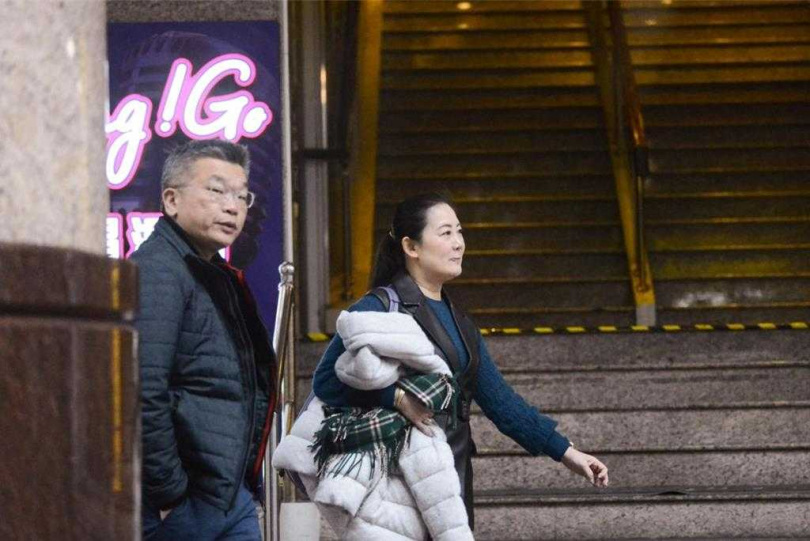 吳思瑤、蔡其昌離開餐廳。（圖／爆料者提供）