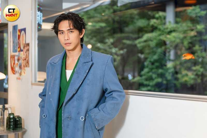 受到李格弟的影響，柏霖將家中的杯子盤子都打碎，總算走出低潮。（圖／楊澍攝）