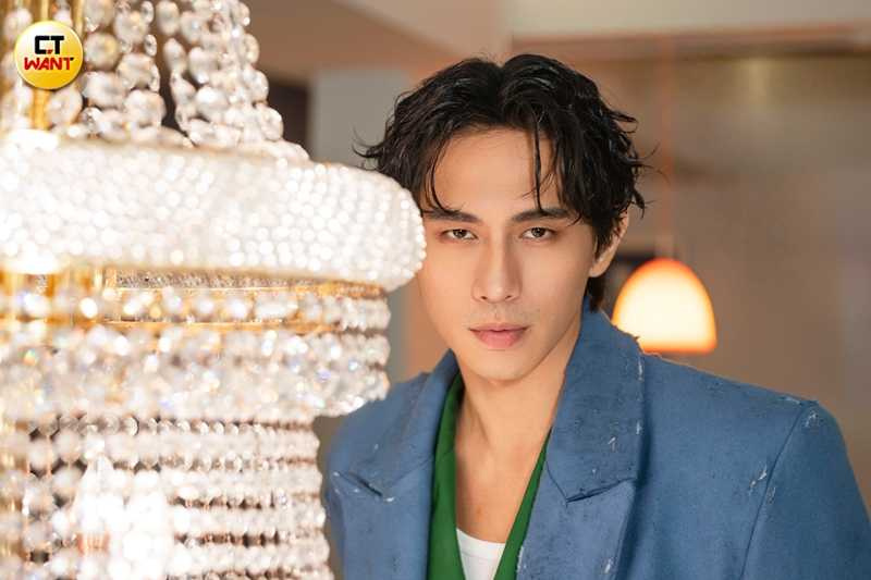 柏霖對於走金曲紅毯感到緊張，但對他來說，幸運物就是他的爸爸媽媽。（圖／楊澍攝）