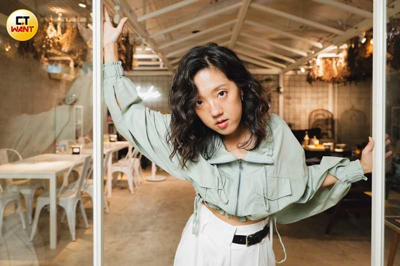 提到入圍金曲的全台語創作專輯《Suí水》，李竺芯解釋這是一張，充滿喜感、大膽、不設限的作品。（圖／本刊攝影組）