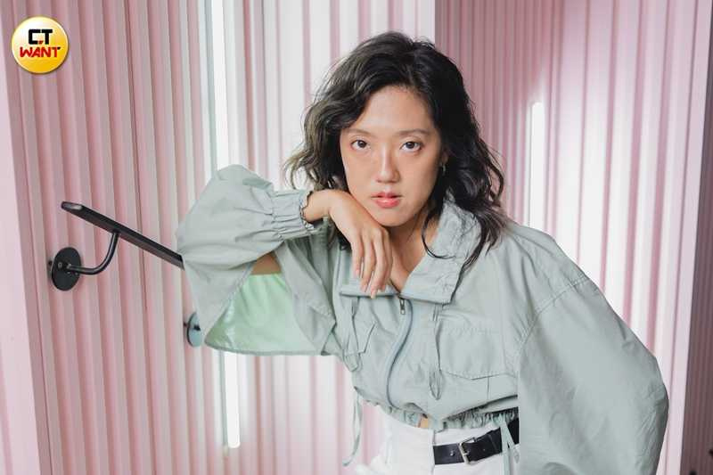 李竺芯曾就讀台藝大廣電系，非常熟悉剪接、企劃等工作。（圖／本刊攝影組）