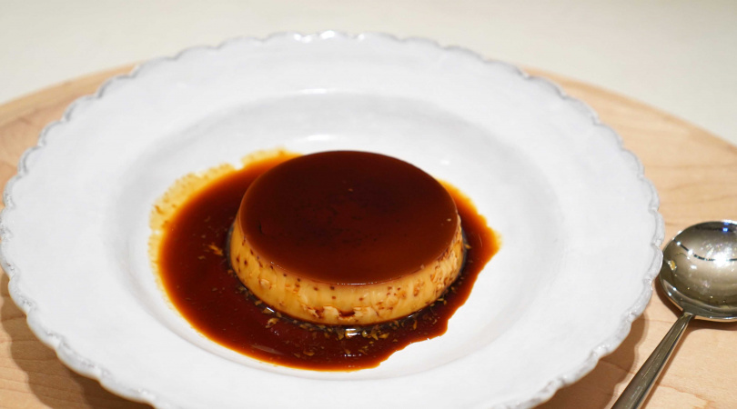 製作每一份「原始 蜂蛹卵」布丁需根據蛋的大小改變糖、牛奶比例,就是為了呈現最佳的濕潤口感。(圖/魏妤靜攝)