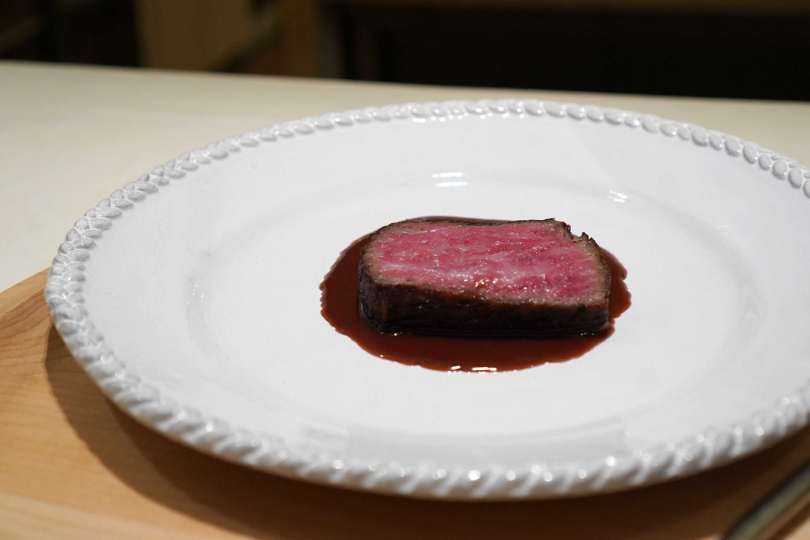 「Li.nu 灣本牛」搭配紅酒醬汁呈現出紹興酒般的深層韻味。(圖/魏妤靜攝)