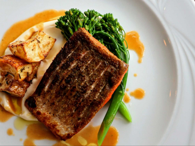 主廚推薦經典佳餚包含「橄欖油香煎紅鯔魚」。(圖/台北遠東香格里拉提供)